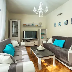 Carmela Apartment Split