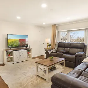The Mod Pad! 15 Min From Airport, Free Parking! Valley Stream