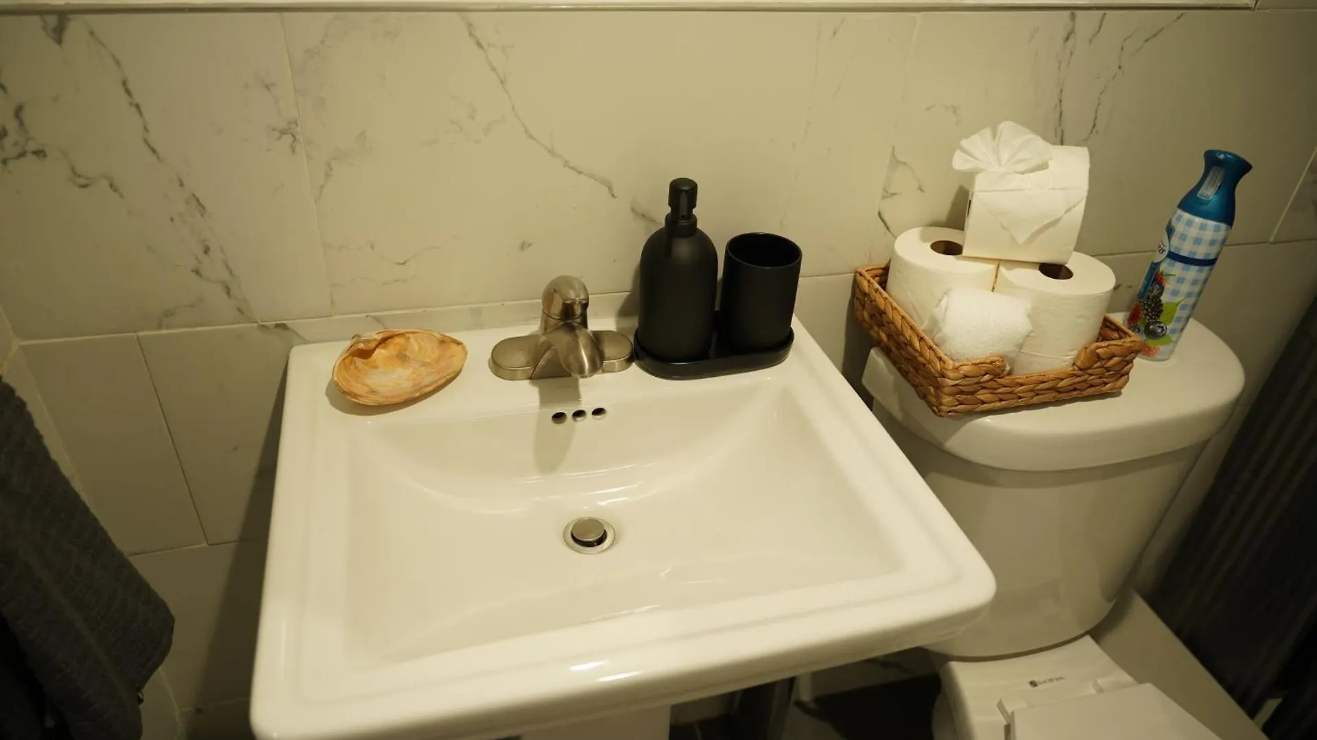 Cozy 2 Bedroom In A Lovely Forest Hills Neighborhood New York